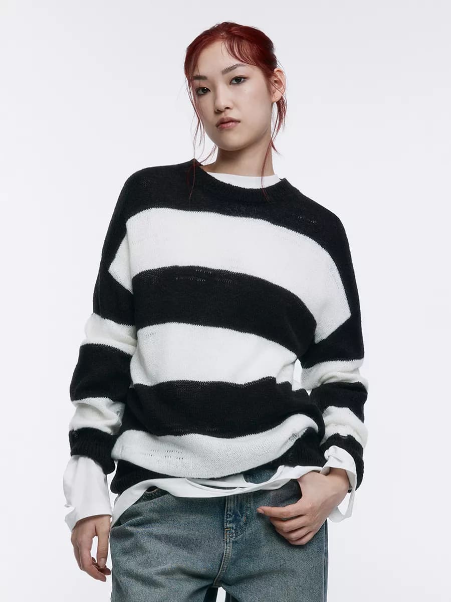 Джемпер вязаный рваный в полоску - фото 1