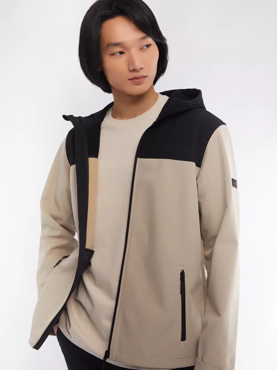 Мужская куртка-ветровка с капюшоном - фото 1