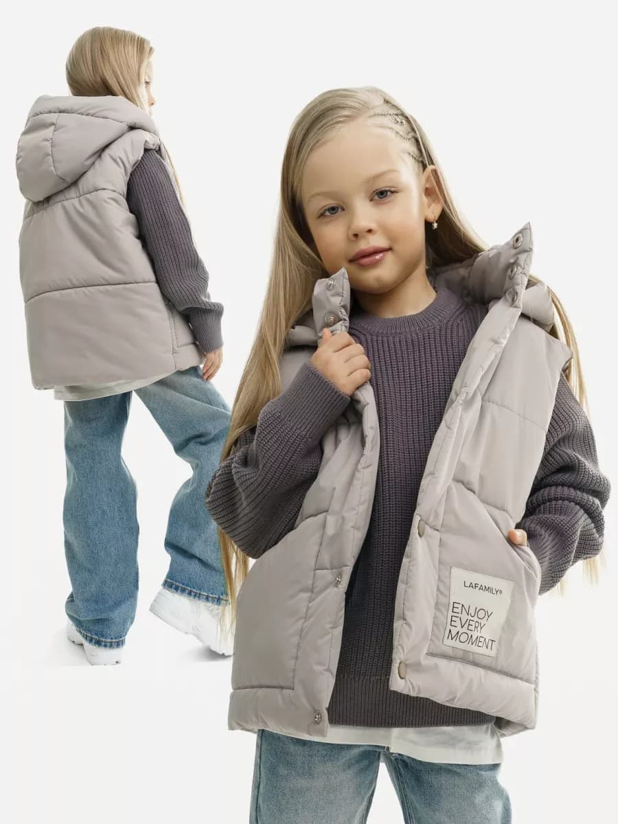 Демисезонный жилет с капюшоном на кнопках