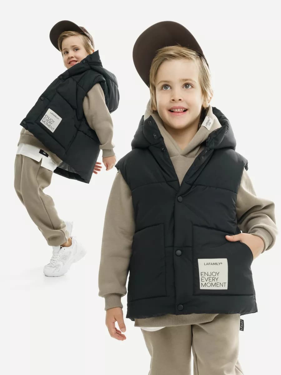 Жилетка утепленная с капюшоном на кнопках