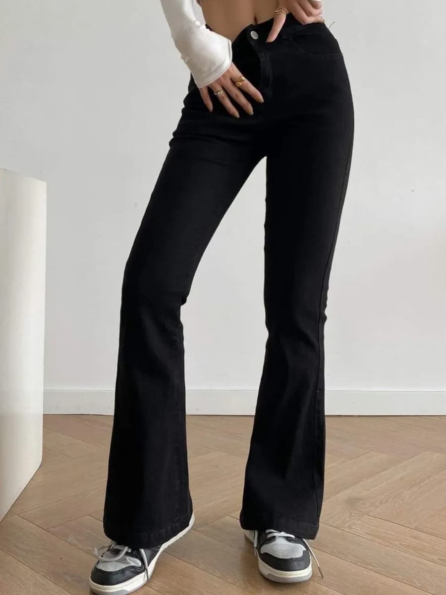 Джинсы клеш от колена с высокой посадкой