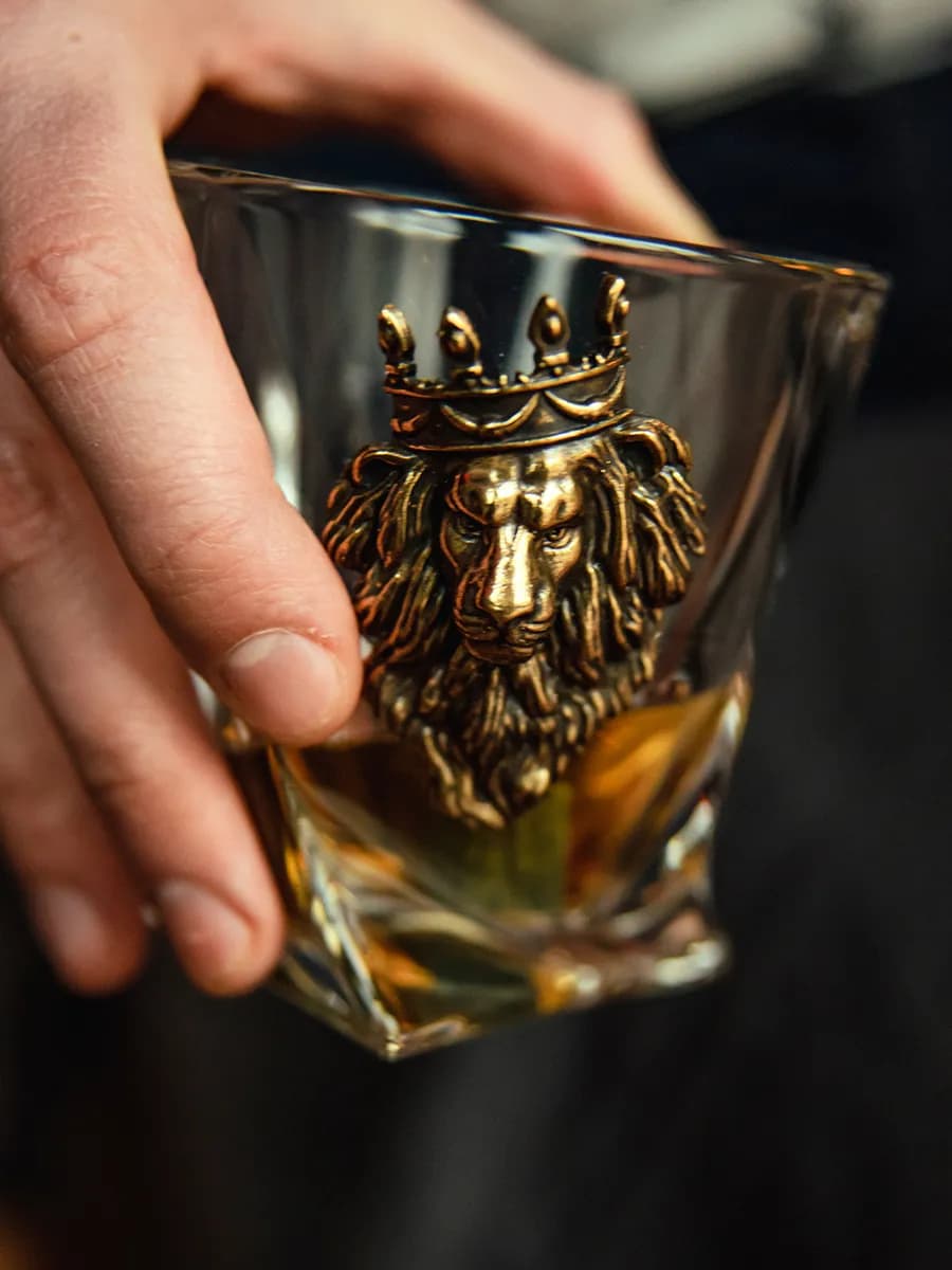 Бокал для виски подарок мужчине Лев в короне