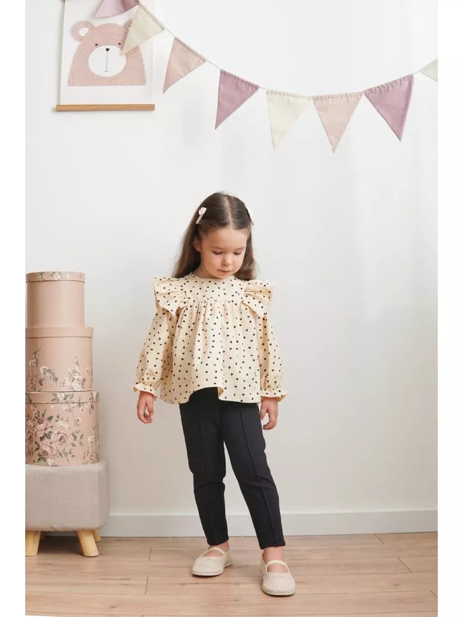 Костюм с блузкой в горошек и брюками