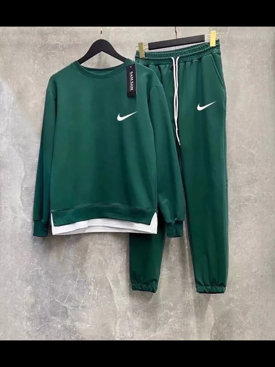 Мужской спортивный костюм