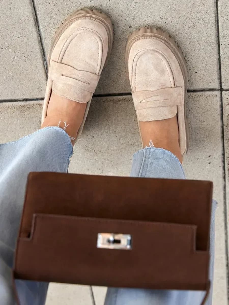 Лоферы замшевые на платформе светлые