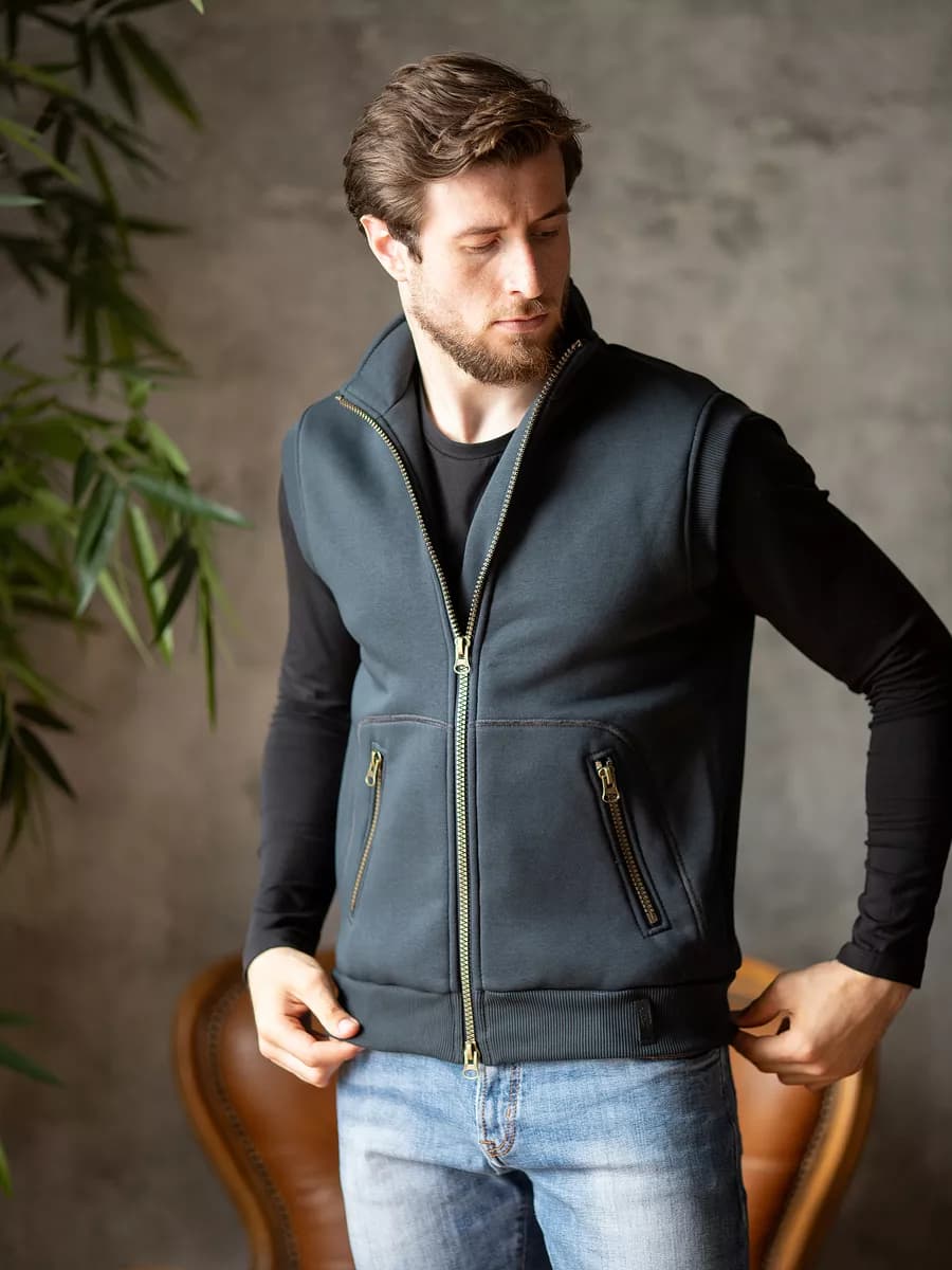 Жилет на молнии безрукавка