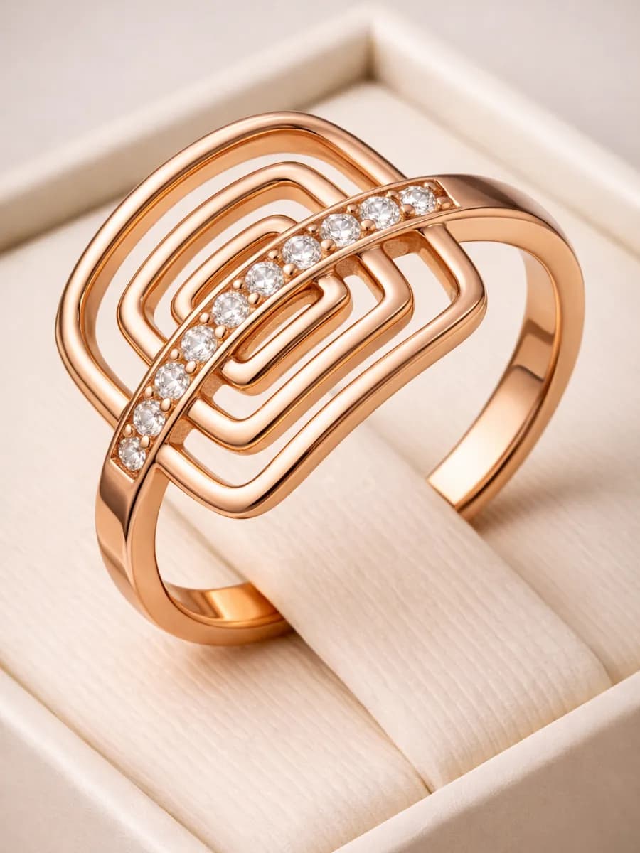 Кольцо бижутерия с камнями крупное позолоченное