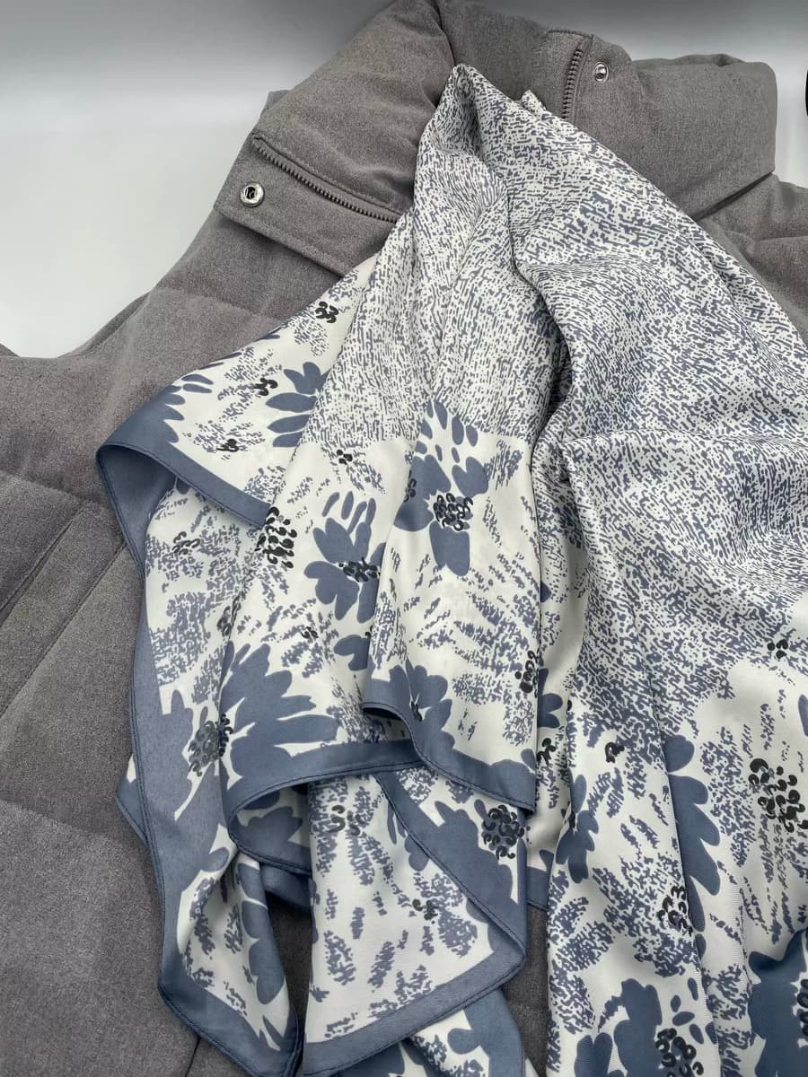 Платок шелковый на голову и шею теплый косынка весна