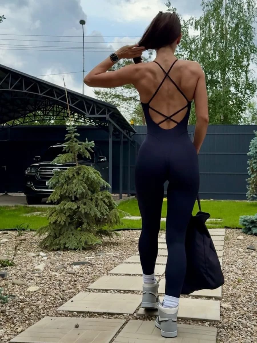 Комбинезон спортивный с открытой спиной