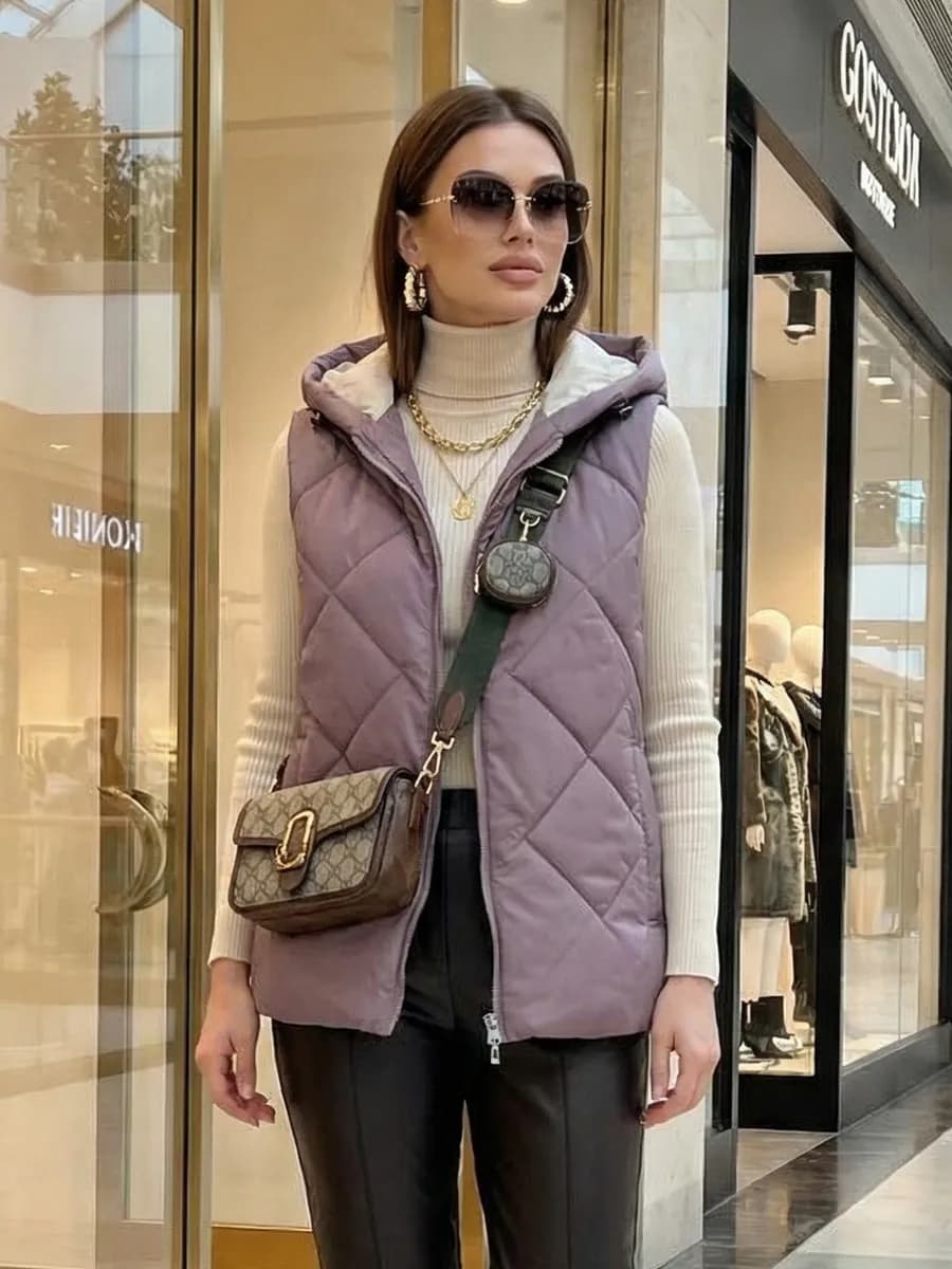 Жилетка утепленная стеганая с капюшоном верхняя одежда - фото 1