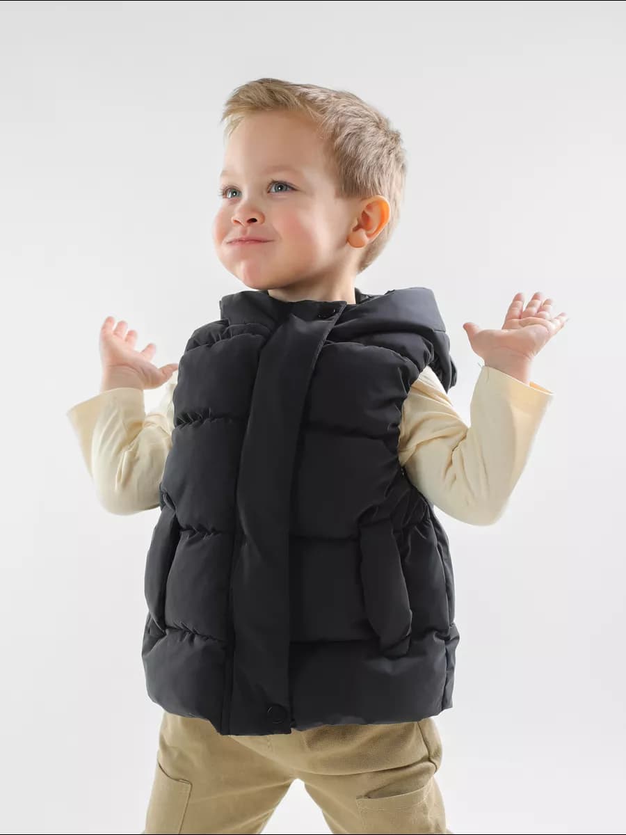 Жилет детский утепленный безрукавка с капюшоном на весну