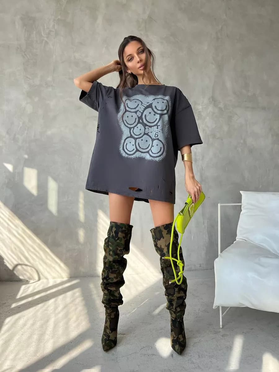 Футболка оверсайз с принтом и декоративными прорезями