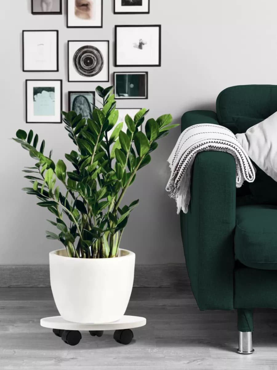 Подставка для цветов под кашпо на колесах белая