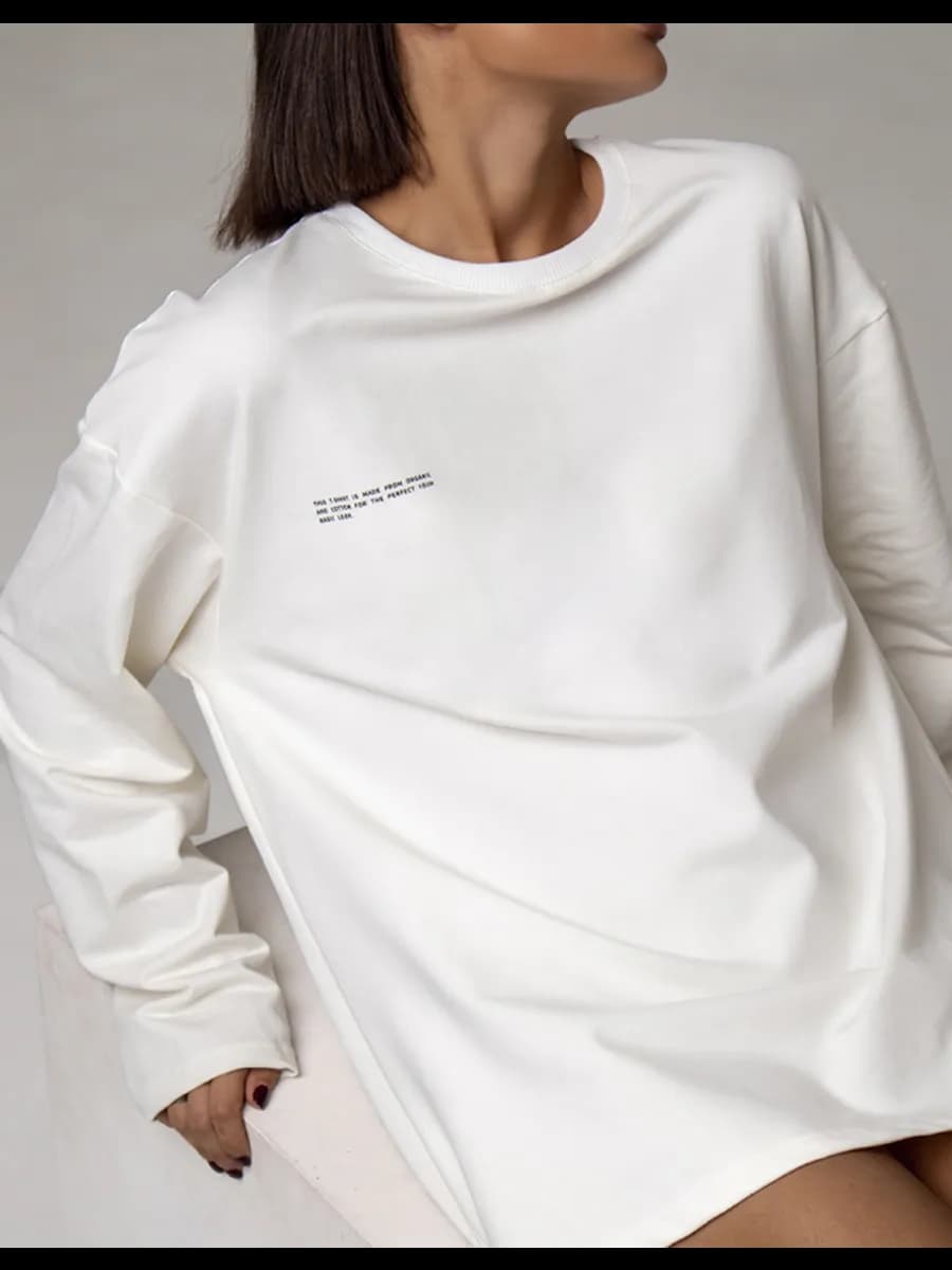 Удлиненный лонгслив оверсайз с мини принтом - фото 1