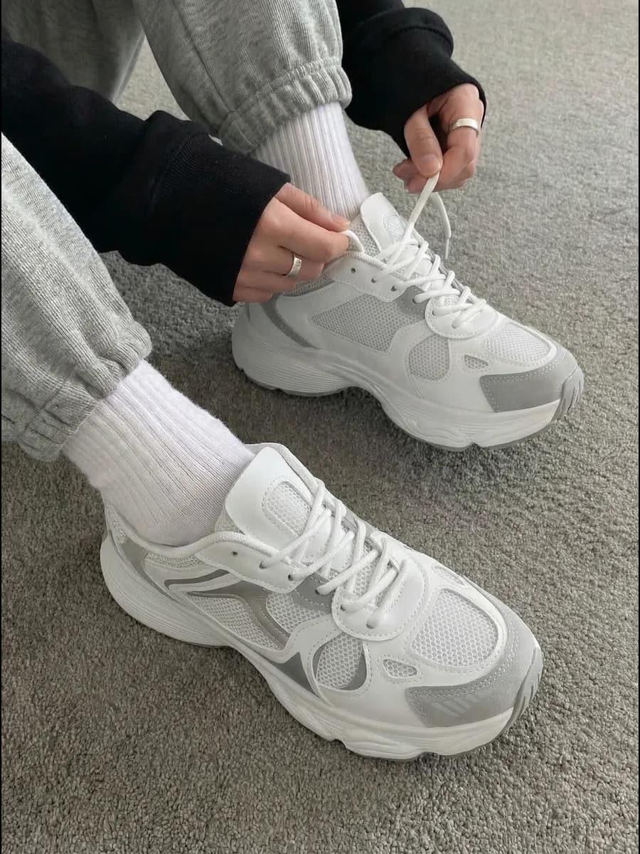 Кроссовки весенние