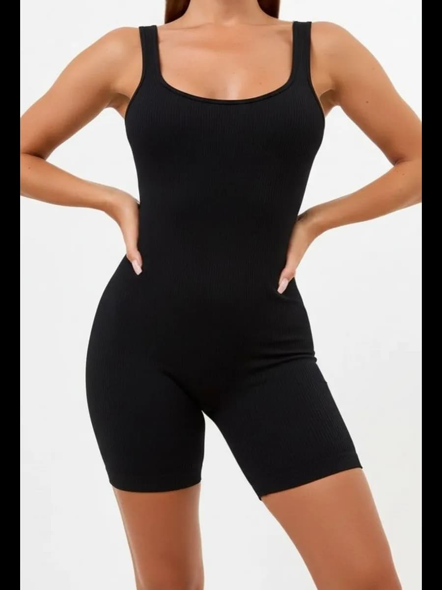 Спортивный женский комбинезон в рубчик