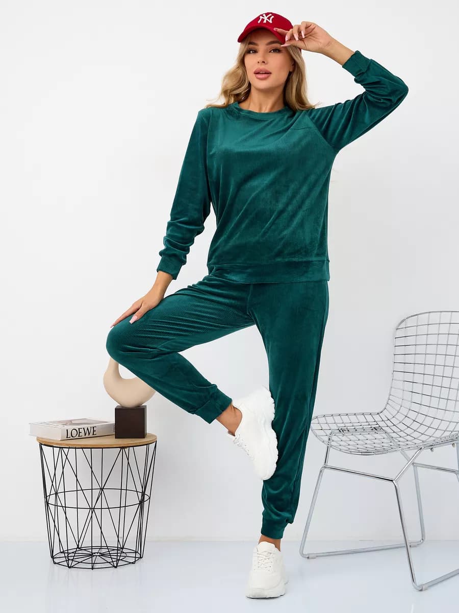 Велюровый костюм в рубчик с брюками