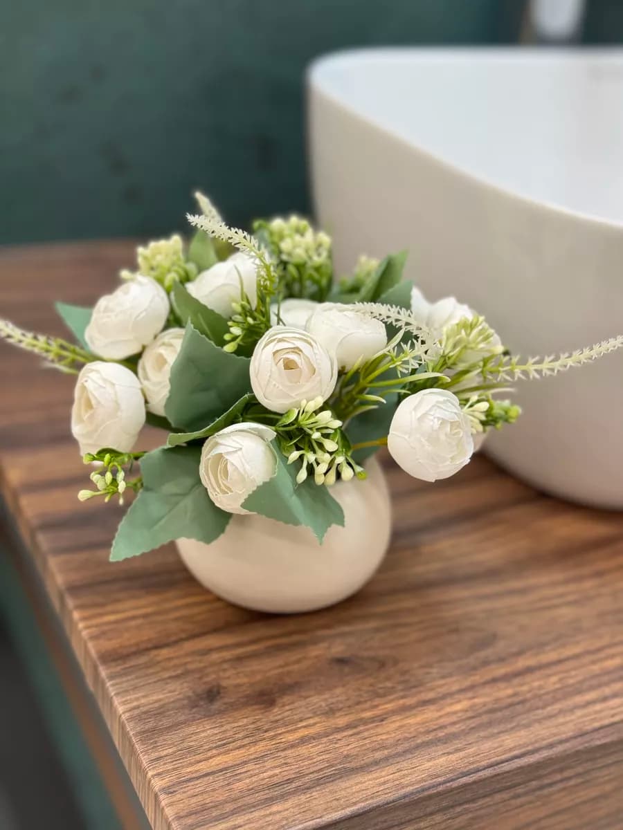 Искусственные цветы в горшке для декора