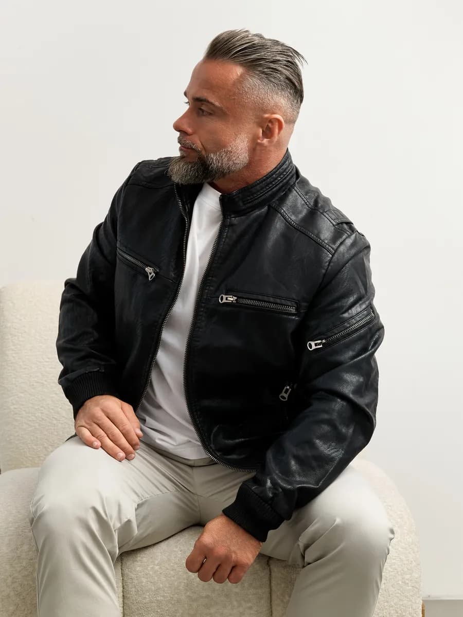 Кожаный бомбер с манжетами