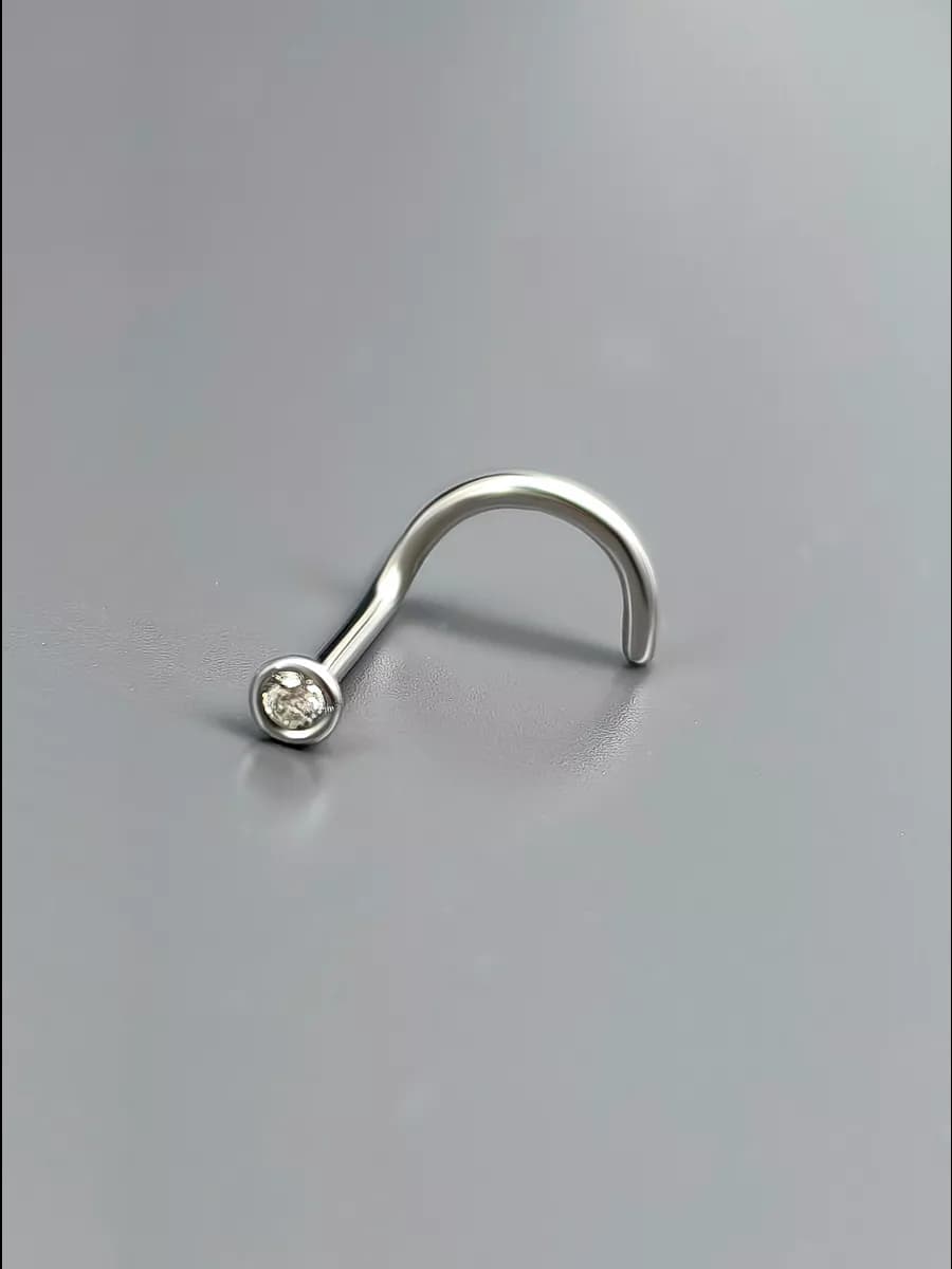 Серебряный пирсинг в нос с камнем 1.6мм