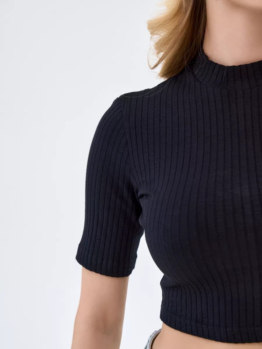 Укороченная футболка топ с горлом