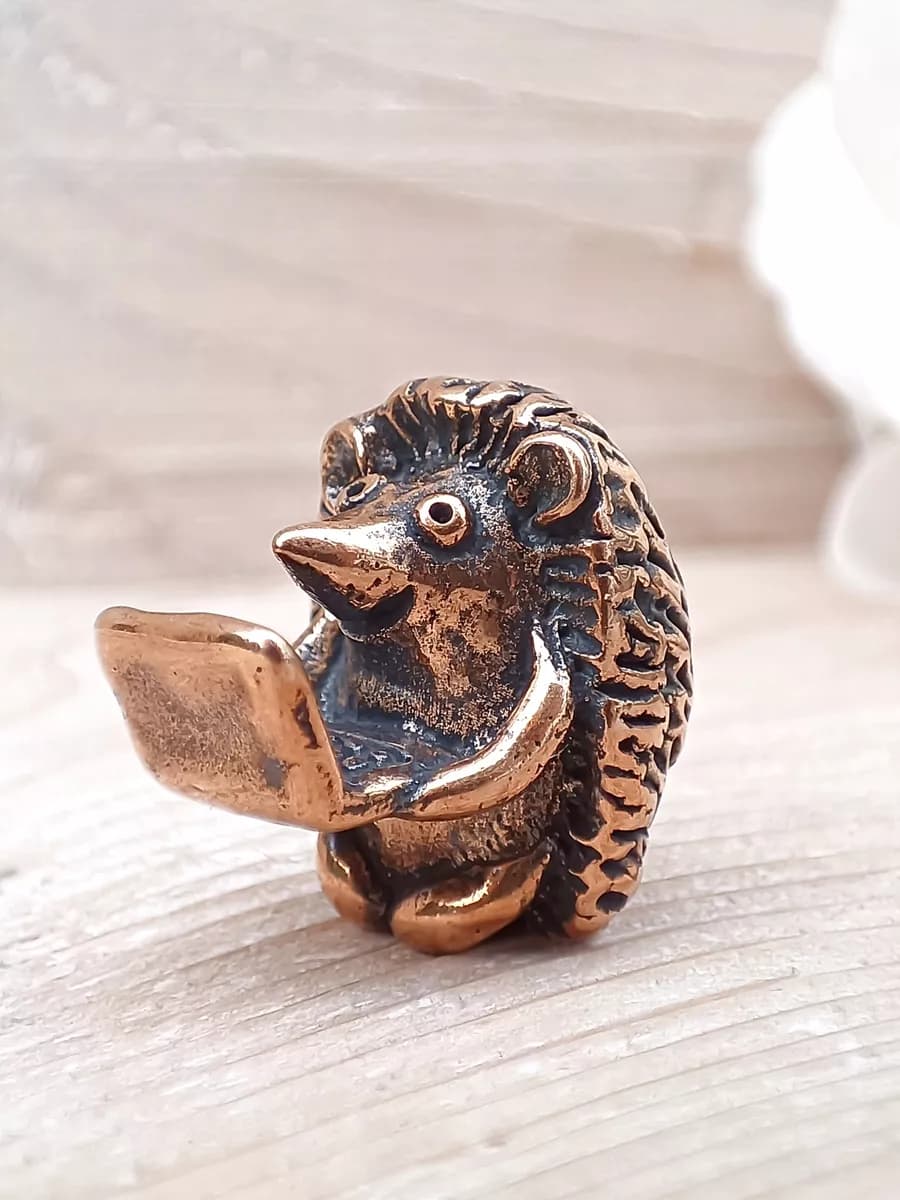 Фигурка Ёжика с ноутбуком