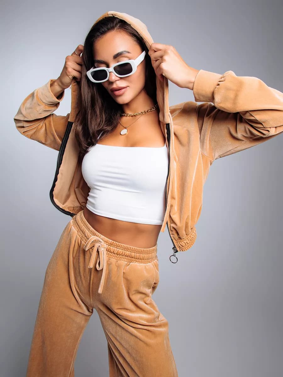 Велюровый костюм спортивный на молнии укороченный