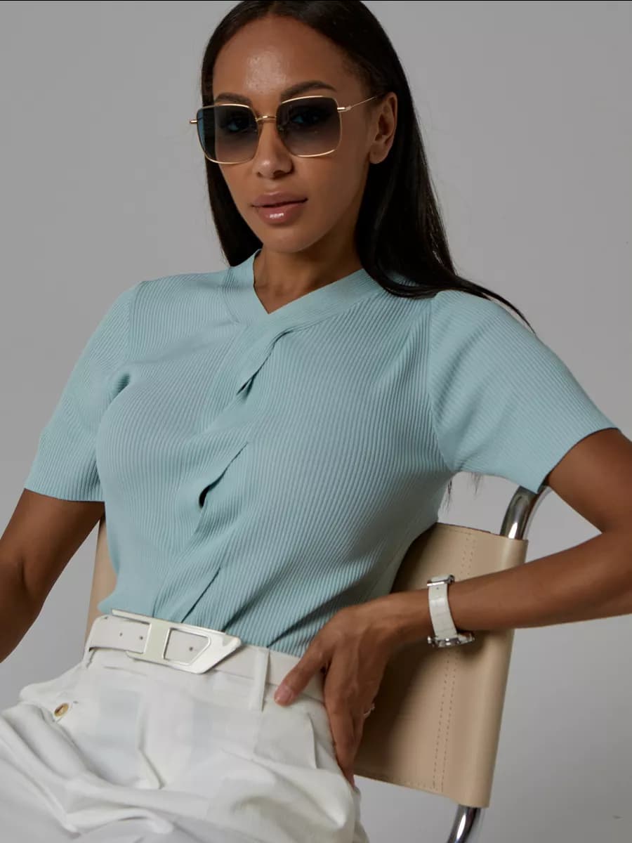 Футболка нарядная облегающая с коротким рукавом