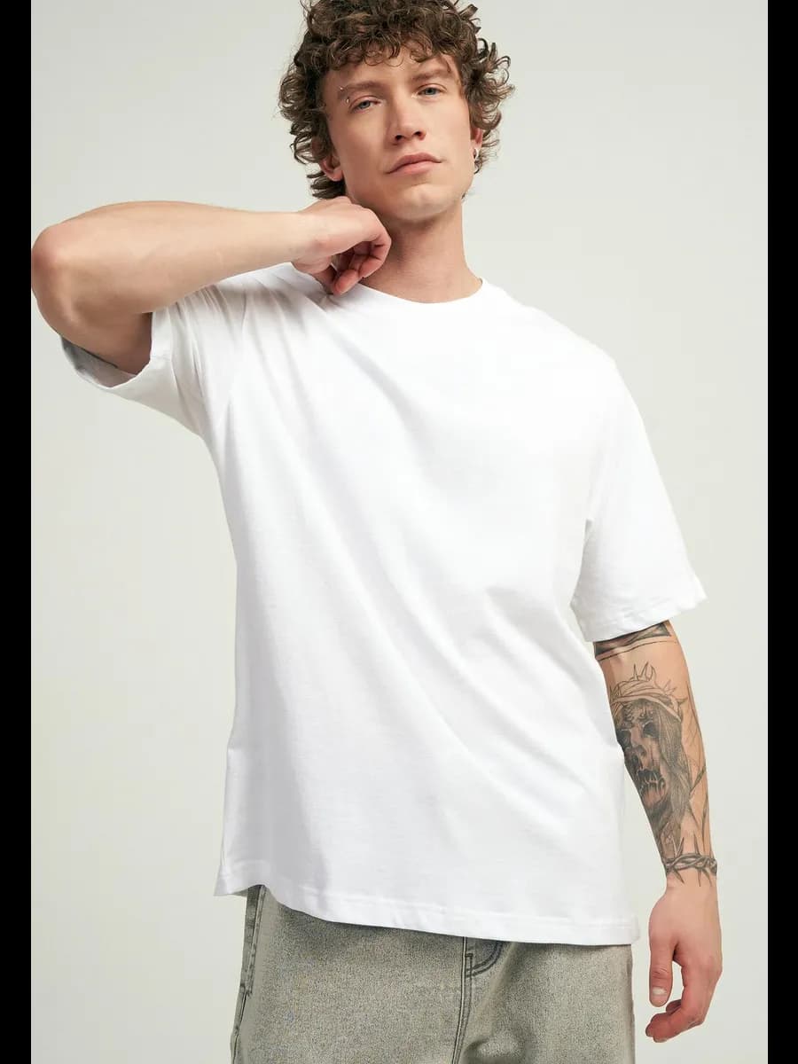 Базовая плотная футболка свободного кроя