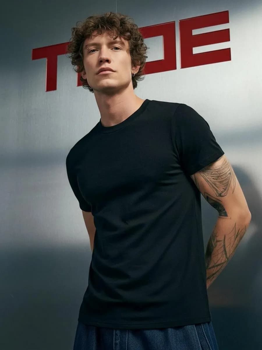 Базовая плотная приталенная футболка