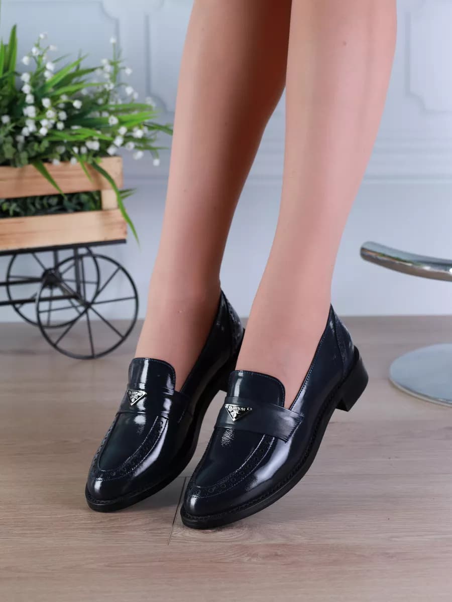 Туфли на низком каблуке лаковые