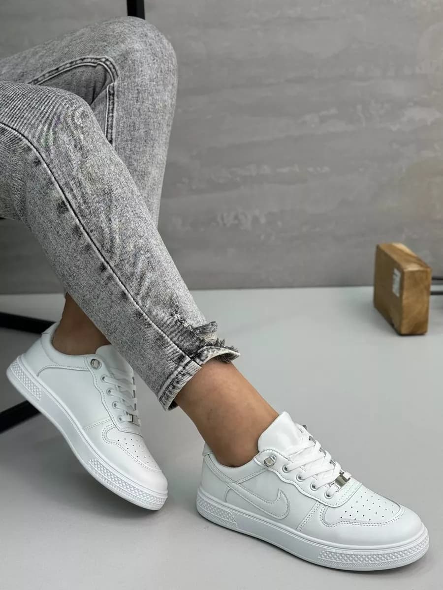 Кроссовки женские