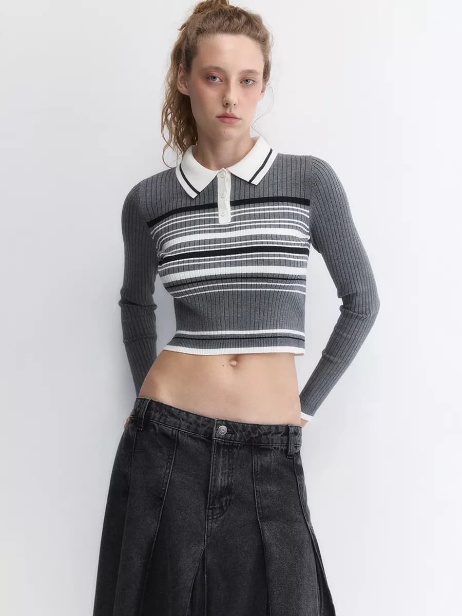 Джемпер вязаный укороченный с воротником-поло