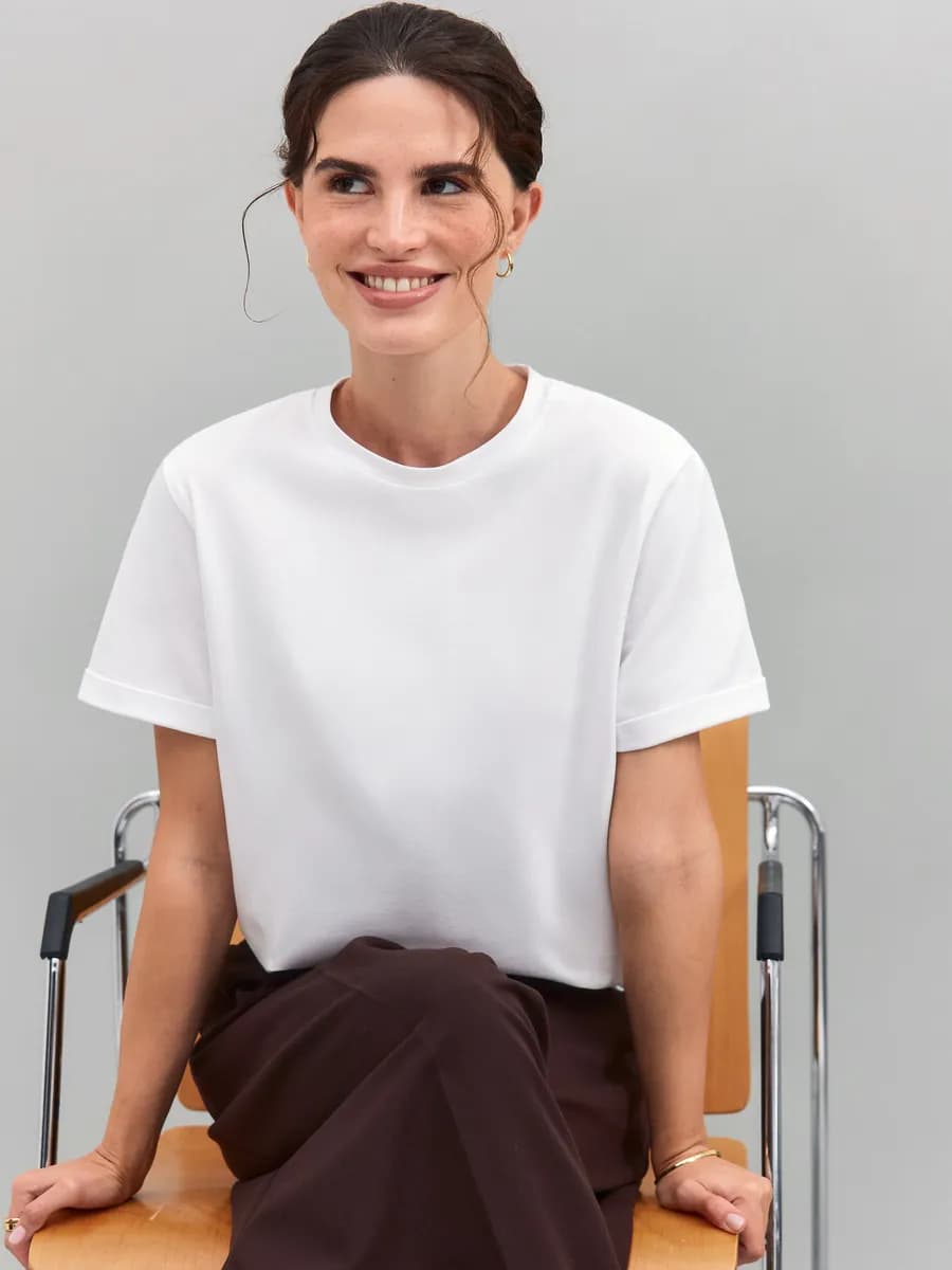 Футболка белая с подвернутым рукавом