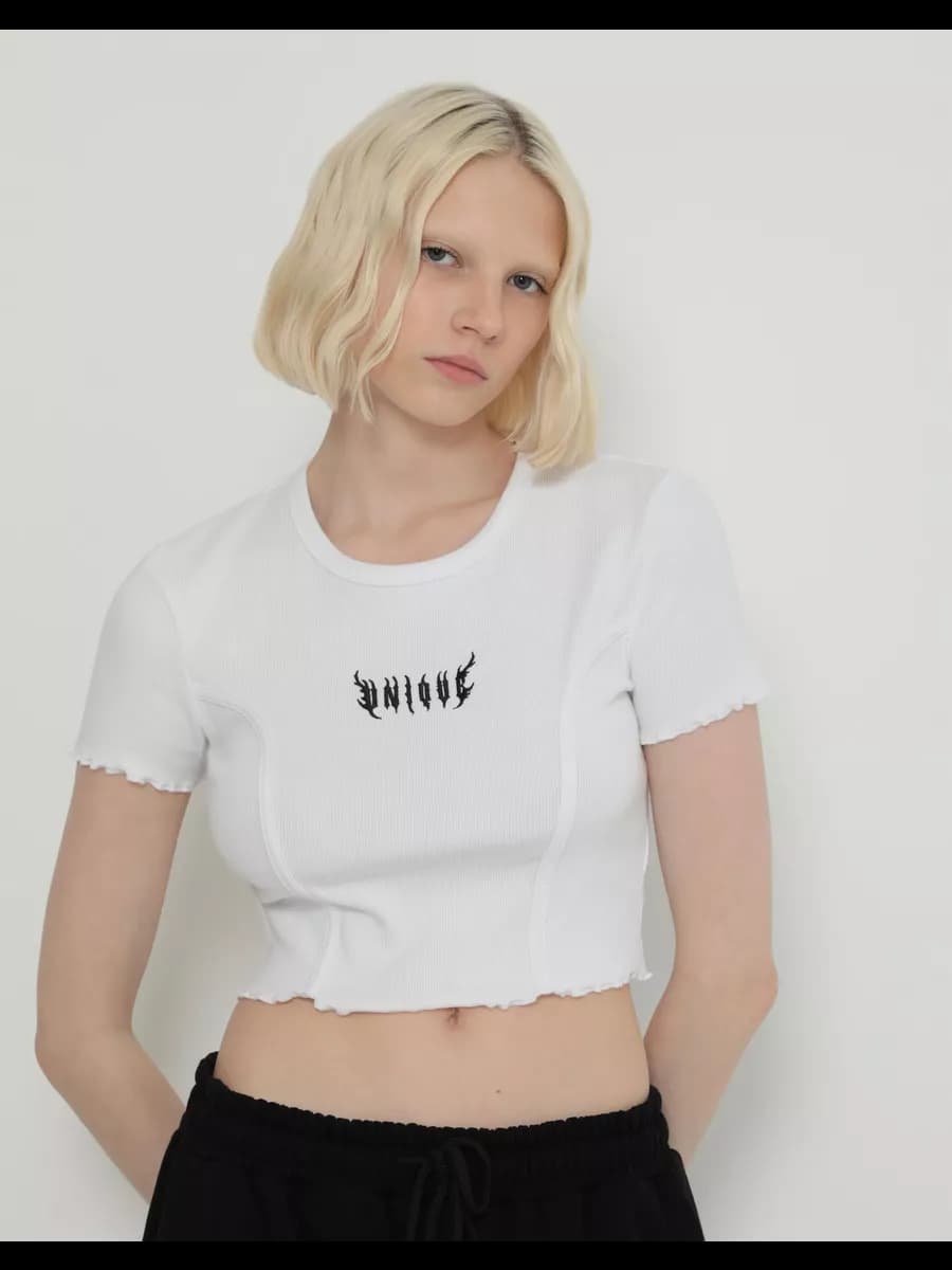 Белая укороченная футболка в рубчик с вышивкой