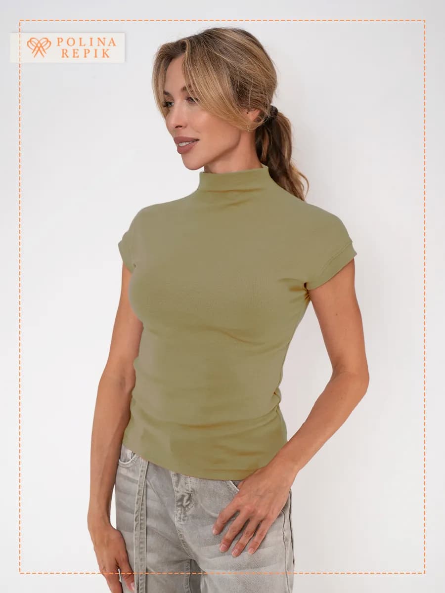 Футболка с горловиной