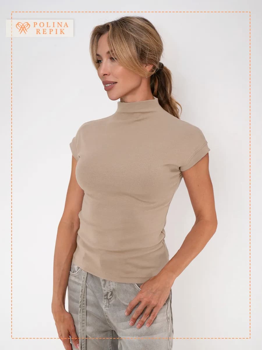 Футболка с горловиной