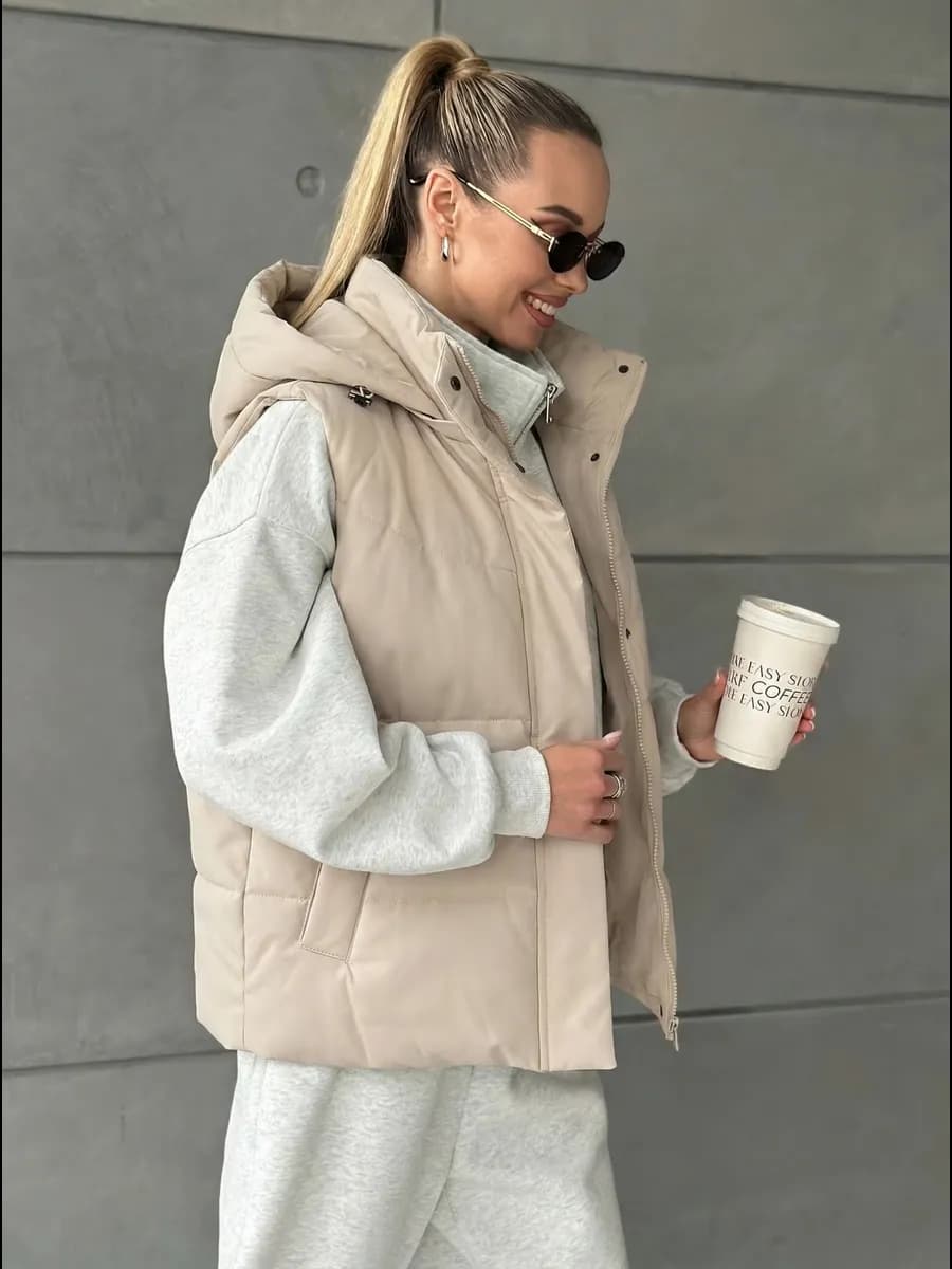 Жилет демисезонный утепленный с капюшоном