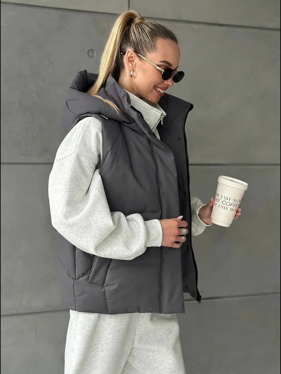 Жилет демисезонный утепленный с капюшоном