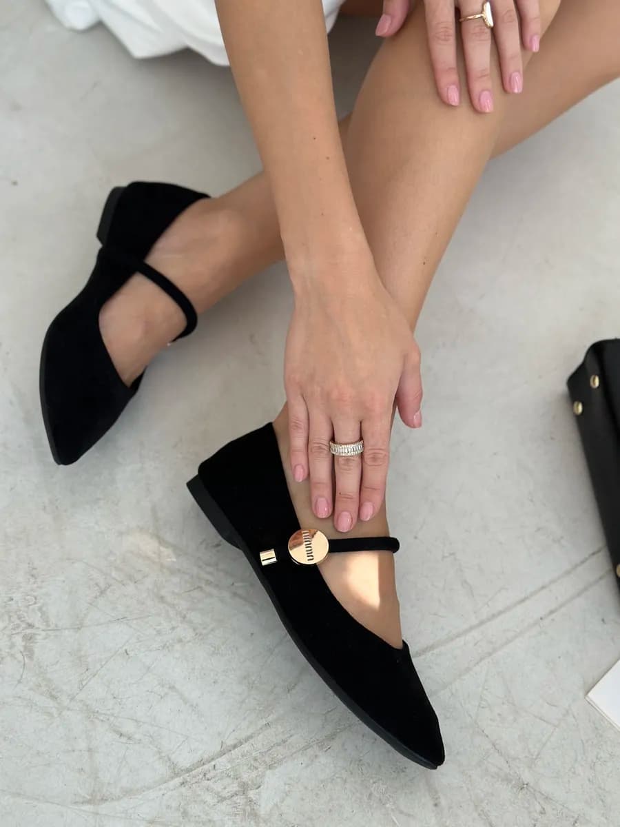 Балетки с острым носом и ремешком