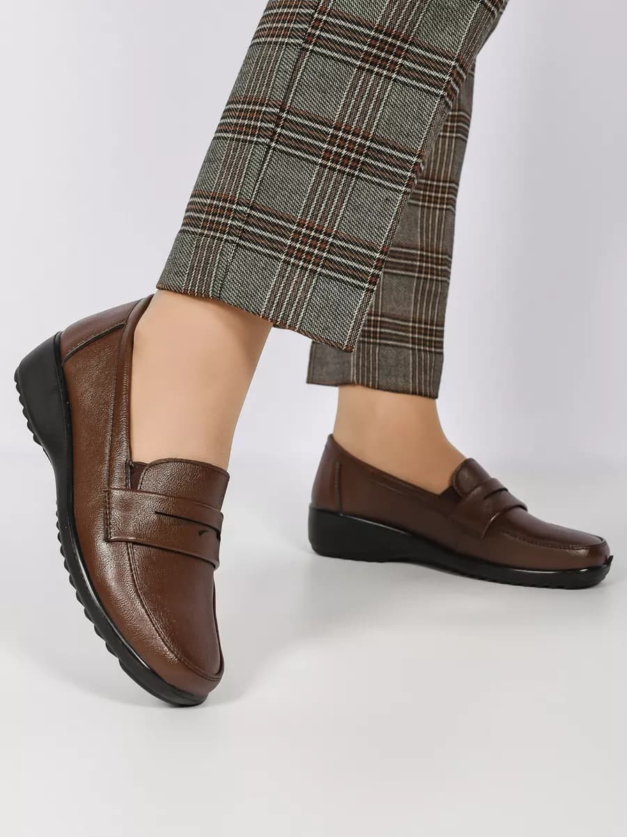 Туфли на низком каблуке на платформе закрытые