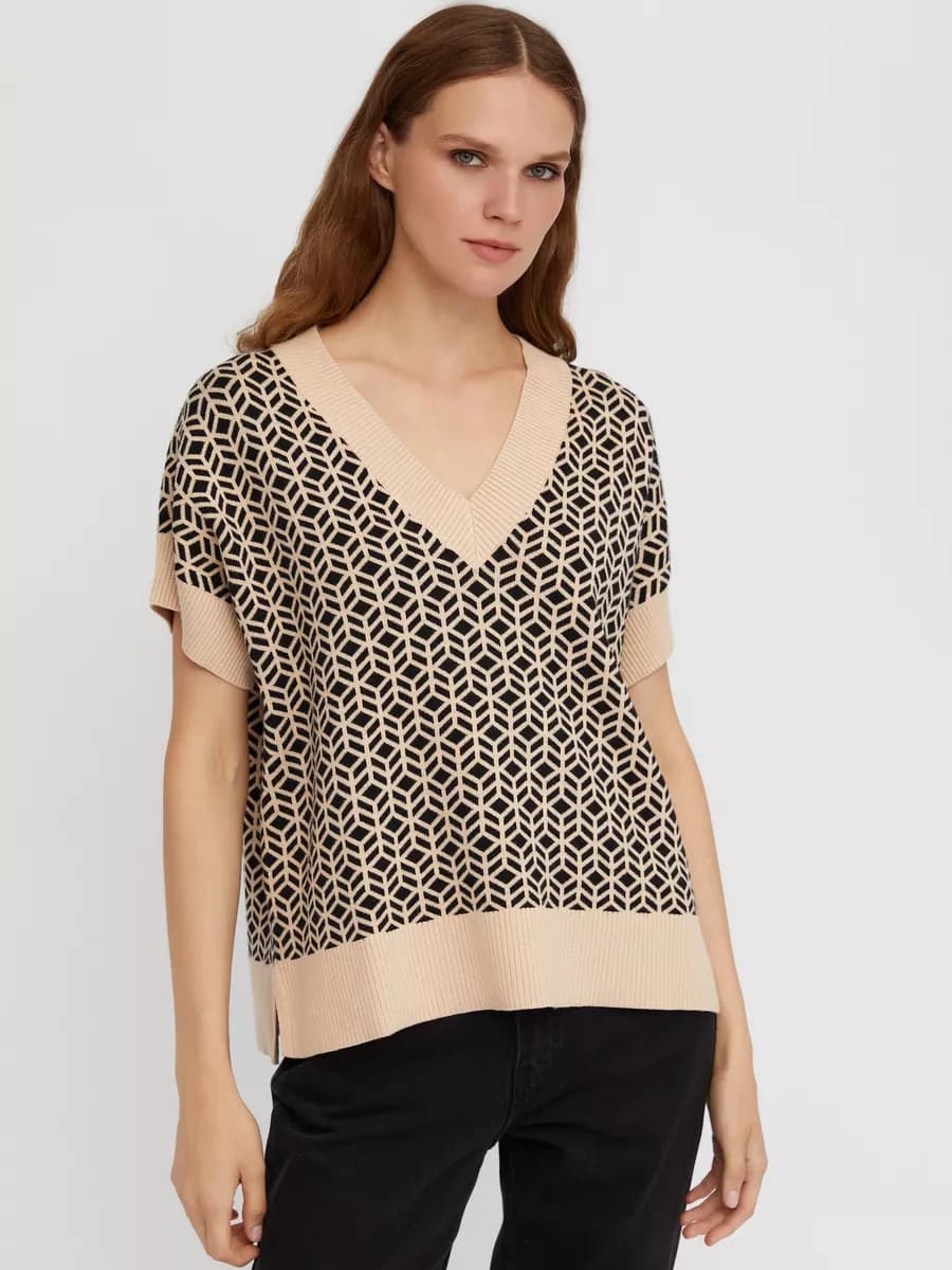Женский трикотажный жилет с узором