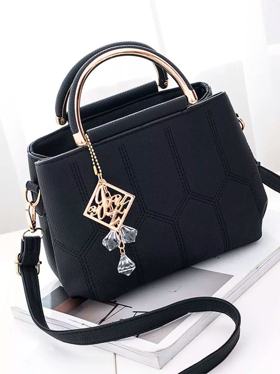 Сумка через плечо с брелоком черная