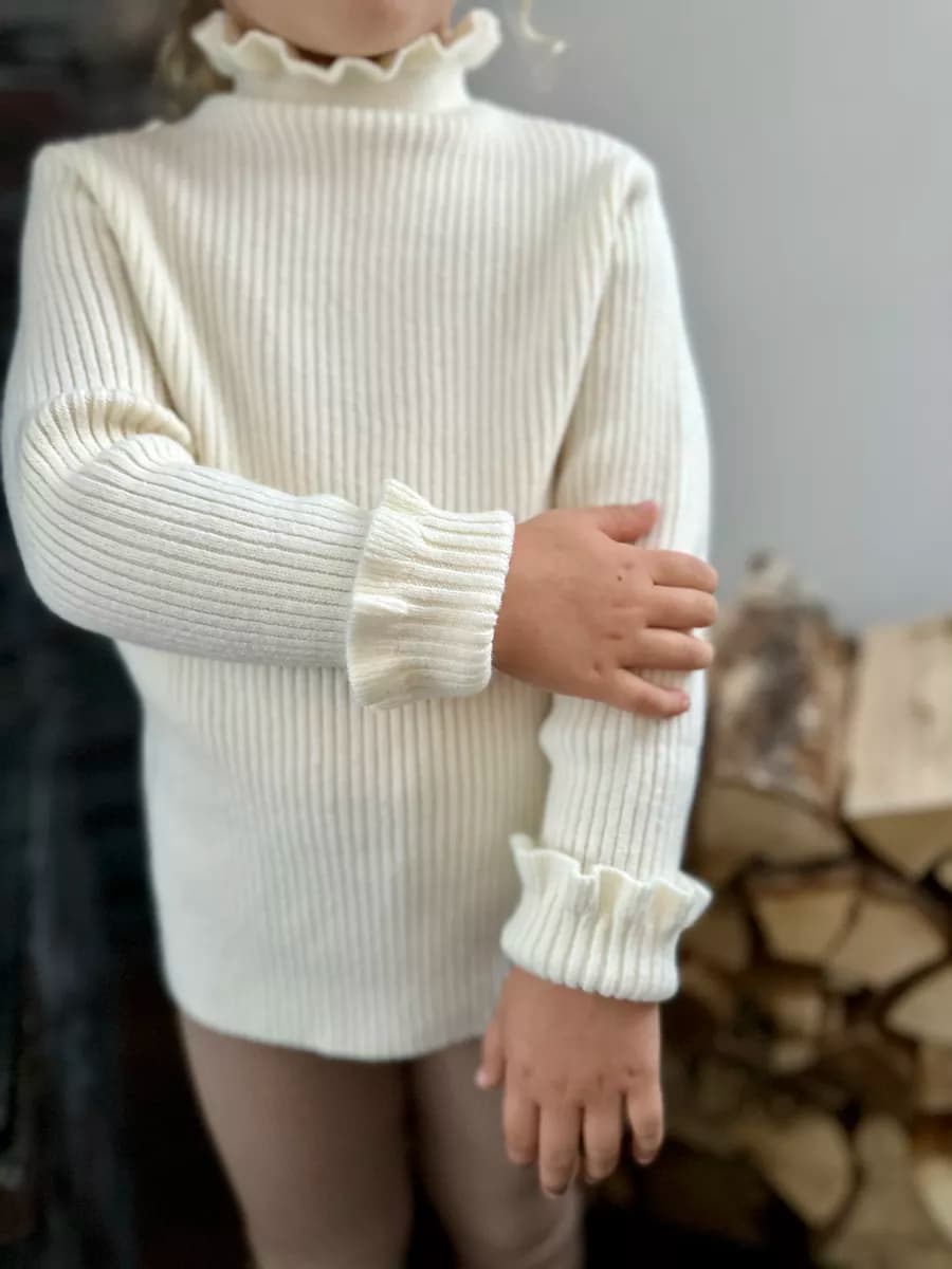 Вязаный свитер водолазка в рубчик с рюшами - фото 1