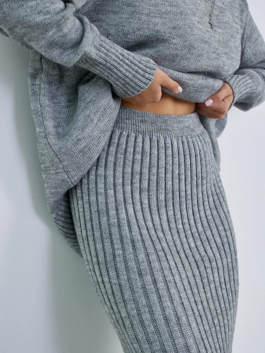 Костюм с юбкой вязаный - фото 1