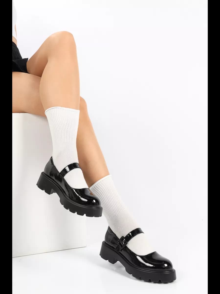 Туфли с ремешком на низком каблуке лакированные