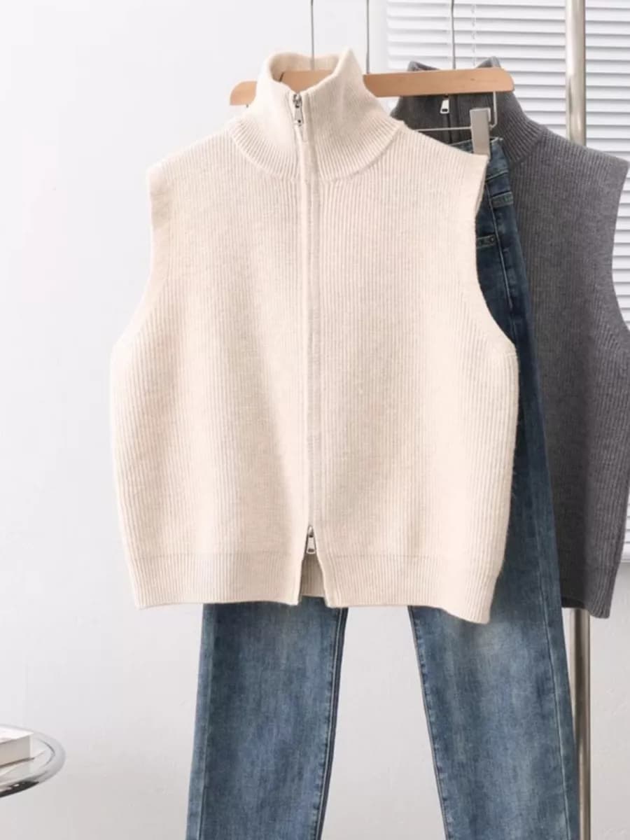 Жилетка вязаная женская на молнии теплая безрукавка