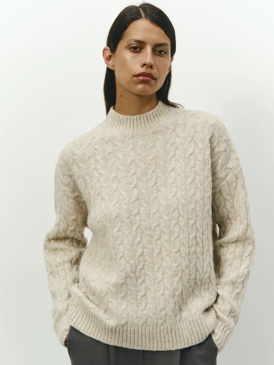 Джемпер вязаный длинный с косами