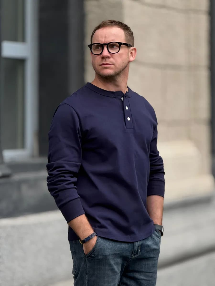 Синий лонгслив с воротником Хенли на пуговицах