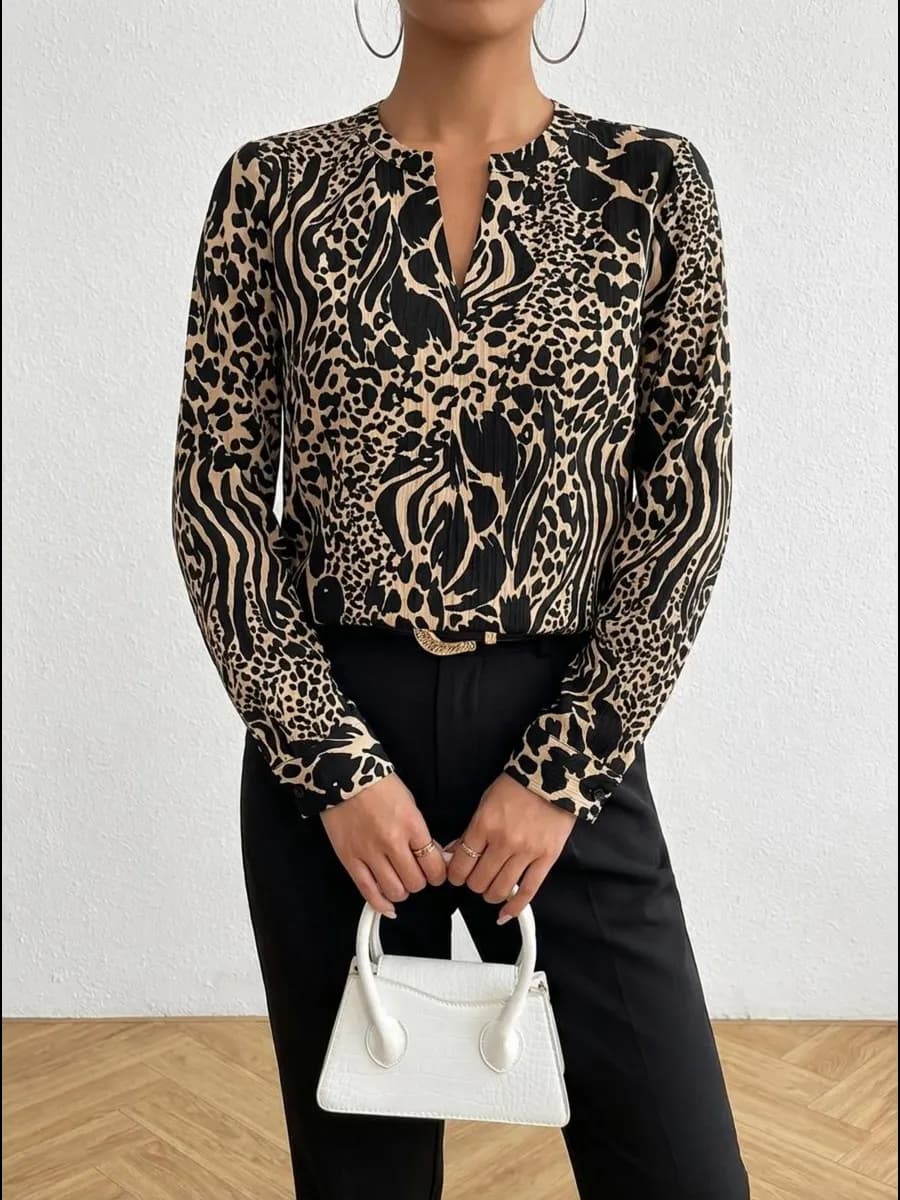 Блузка больших размеров с вырезом